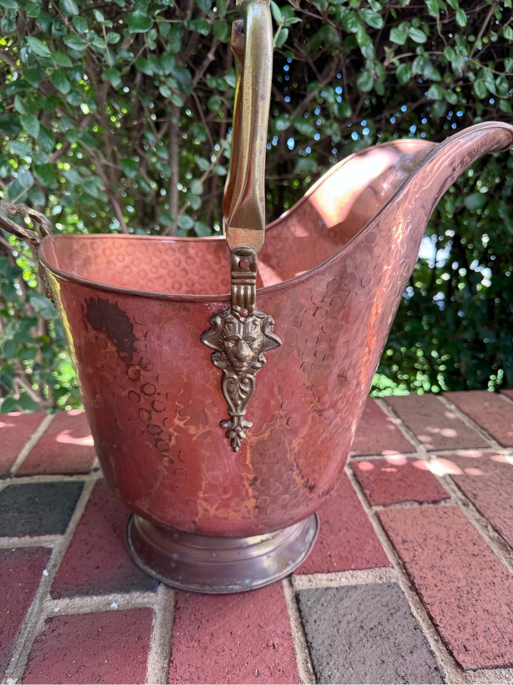 Antique Hammered Copper Helmet Coal Scuttle Brass Lion Head Fireplace Bucket - Picture 3 of 16